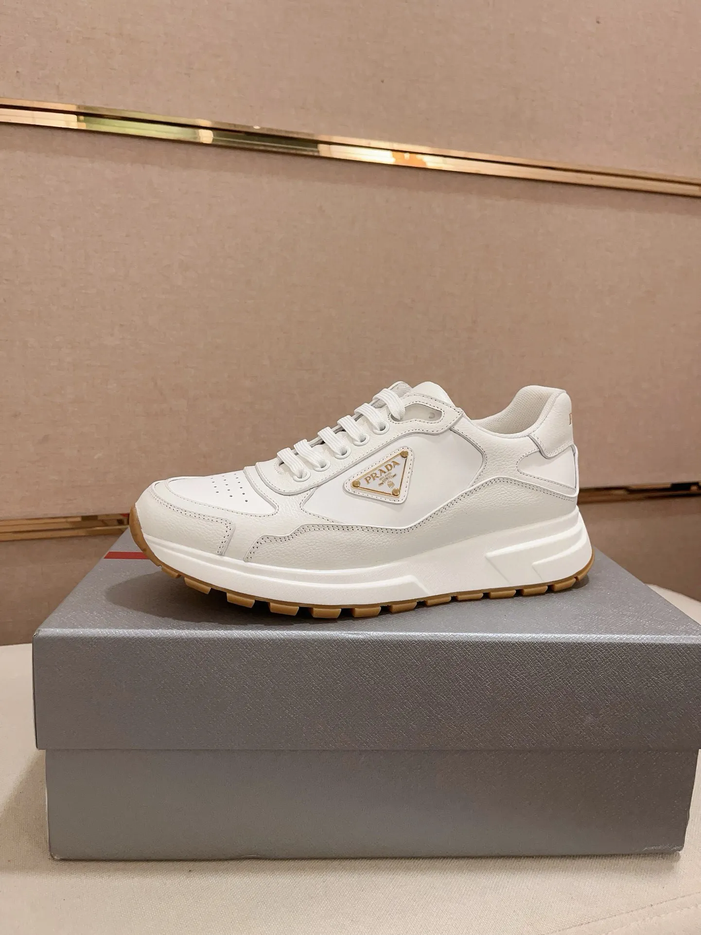 Men's shoes 💰 580💰 ✔️✔️✔️High-quality new PRADA counters are launched simultaneously. The new men's shoes and 😘 fabrics are made of selected first-layer cowhide with superb craftsmanship. Lining: Full cowhide lining. 👍🏿 High-end ☄️ air-cushion molded anti-slip rubber outsole, exquisite lines, simple and elegant, comfortable and high-end for leisure travel. Code number: 38 to 45 (can be customized to 46 to 47, non-refundable)